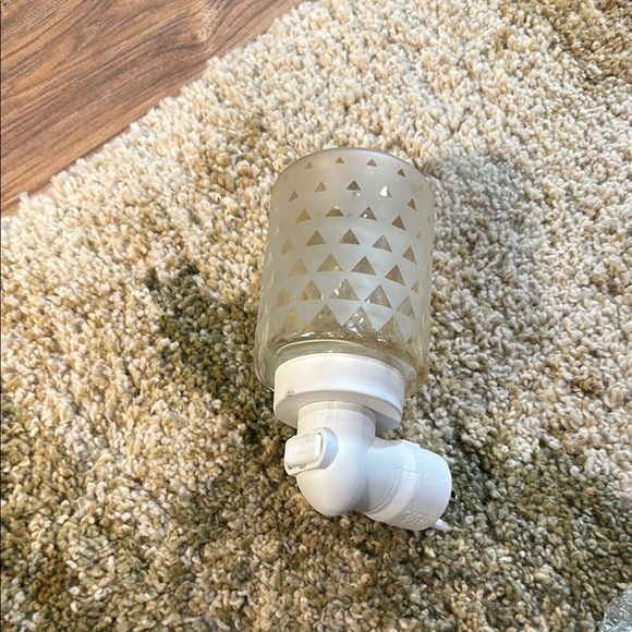 SCENTSY Plug In Glass with Etched Details NEW BULB NO BOX GUC - Picture 5 of 13